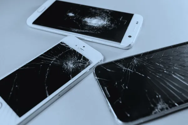 画面が割れたスマホ