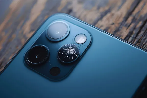 カメラ部分にヒビが入ったスマホ