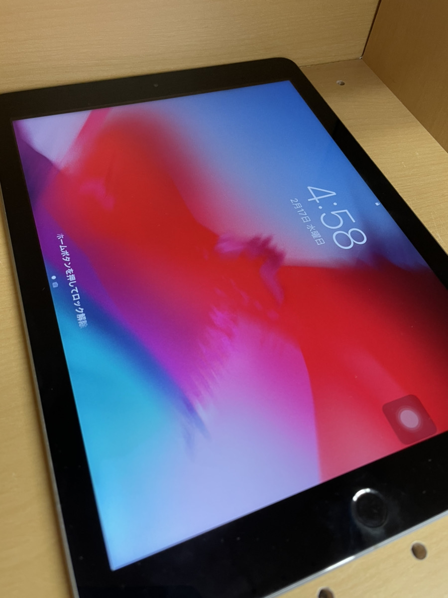 iPad 第6世代 (2018モデル) 32GB スペースグレー docomo 中古品