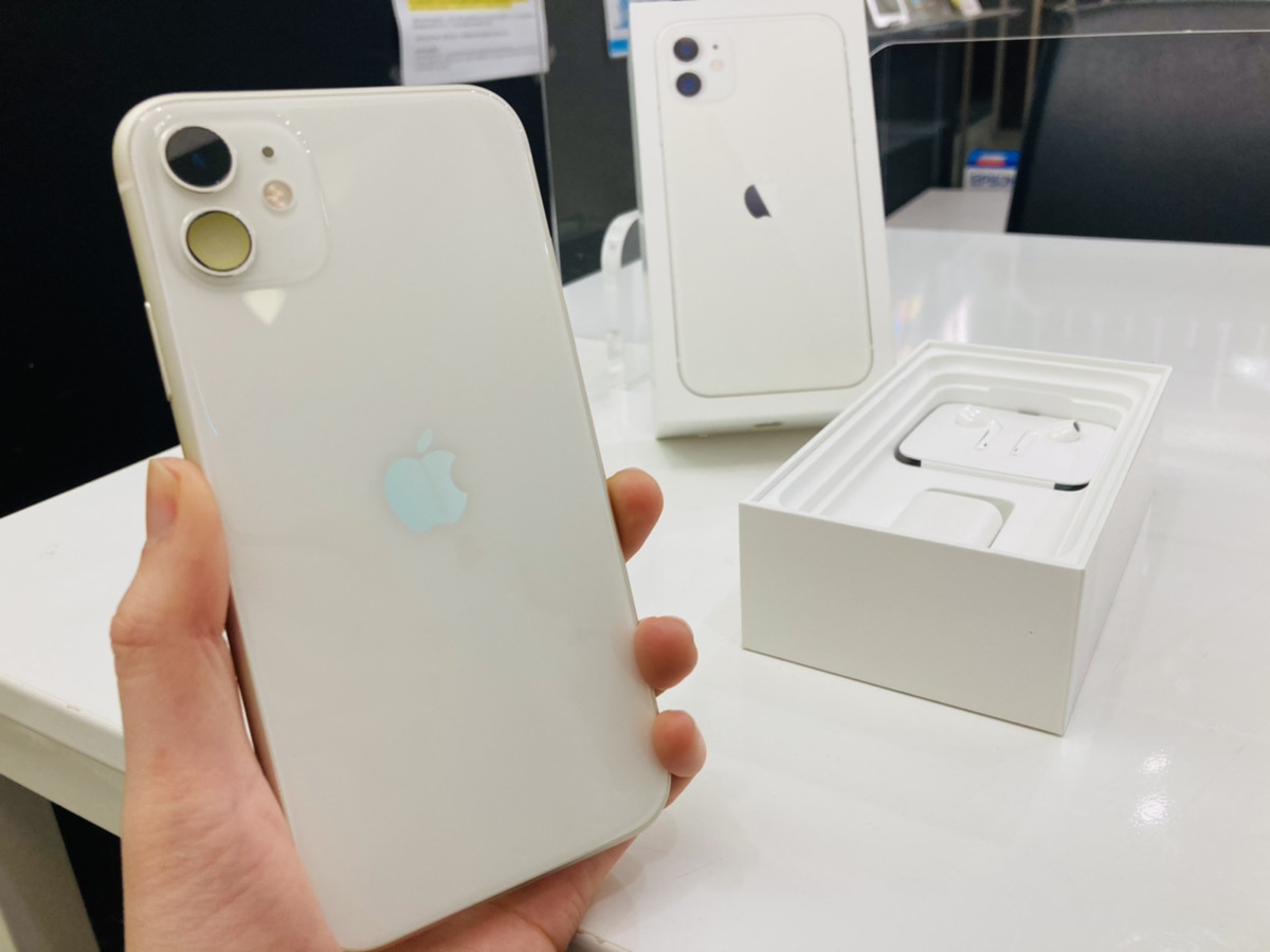 iPhone11 128GB ホワイト ドコモ△ 中古箱付属品あり