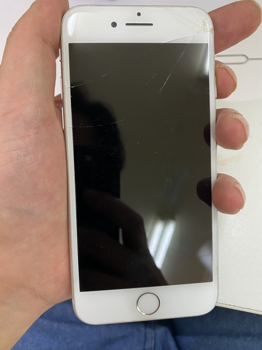 iPhone8 ホワイト 64GB au○ 画面割れ　中古品