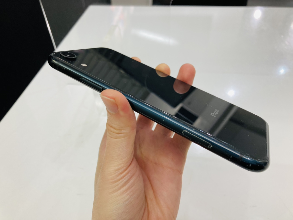 iPhoneXR 64GB ブラック au◯ フレーム変色中古本体のみ