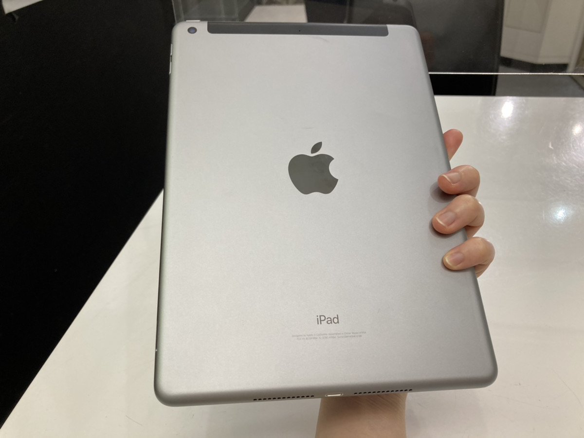 iPad5 128GB シルバー WiFiモデル 中古本体のみ