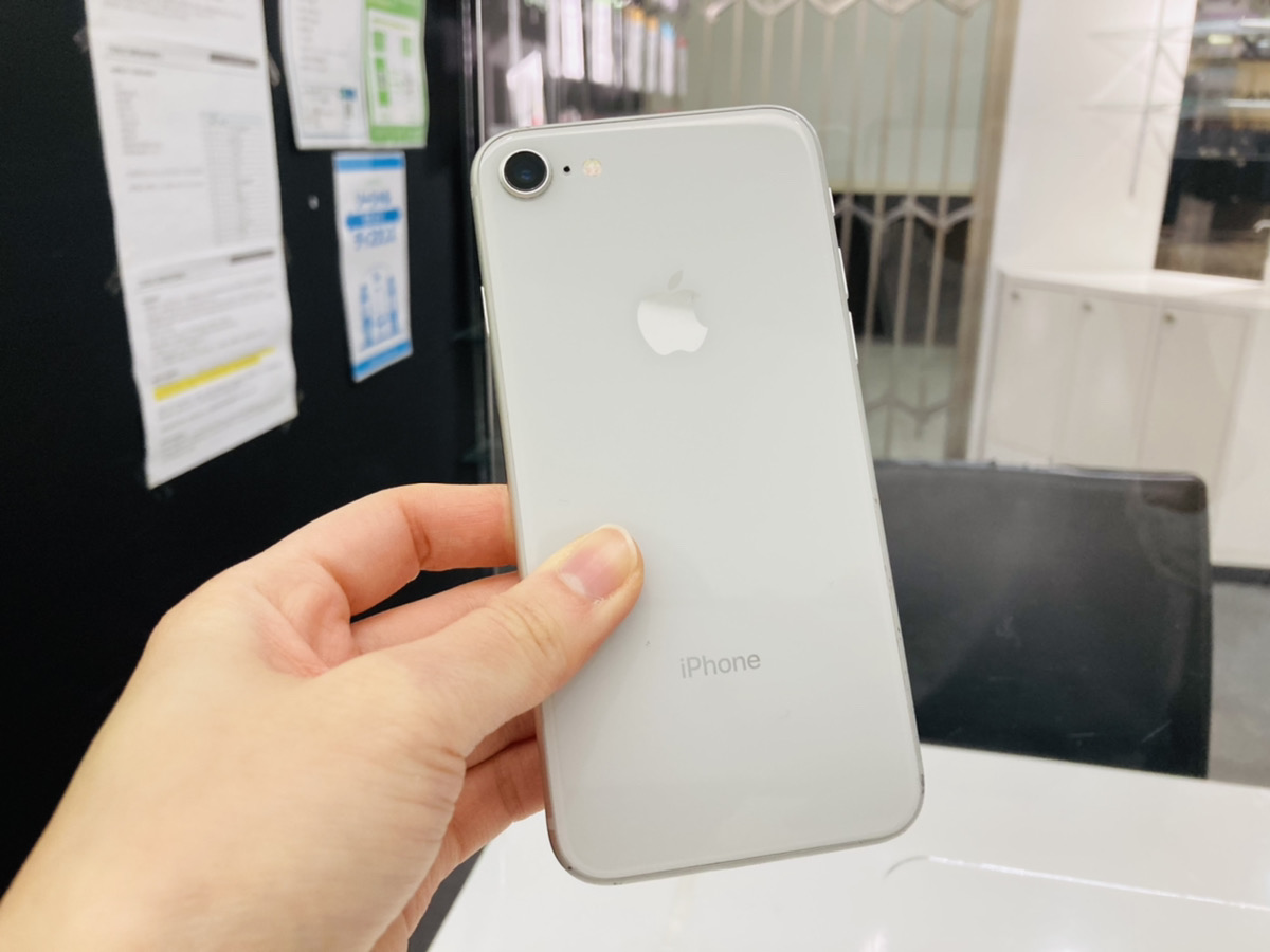 iPhone8 64GB シルバー au◯ 中古本体のみ