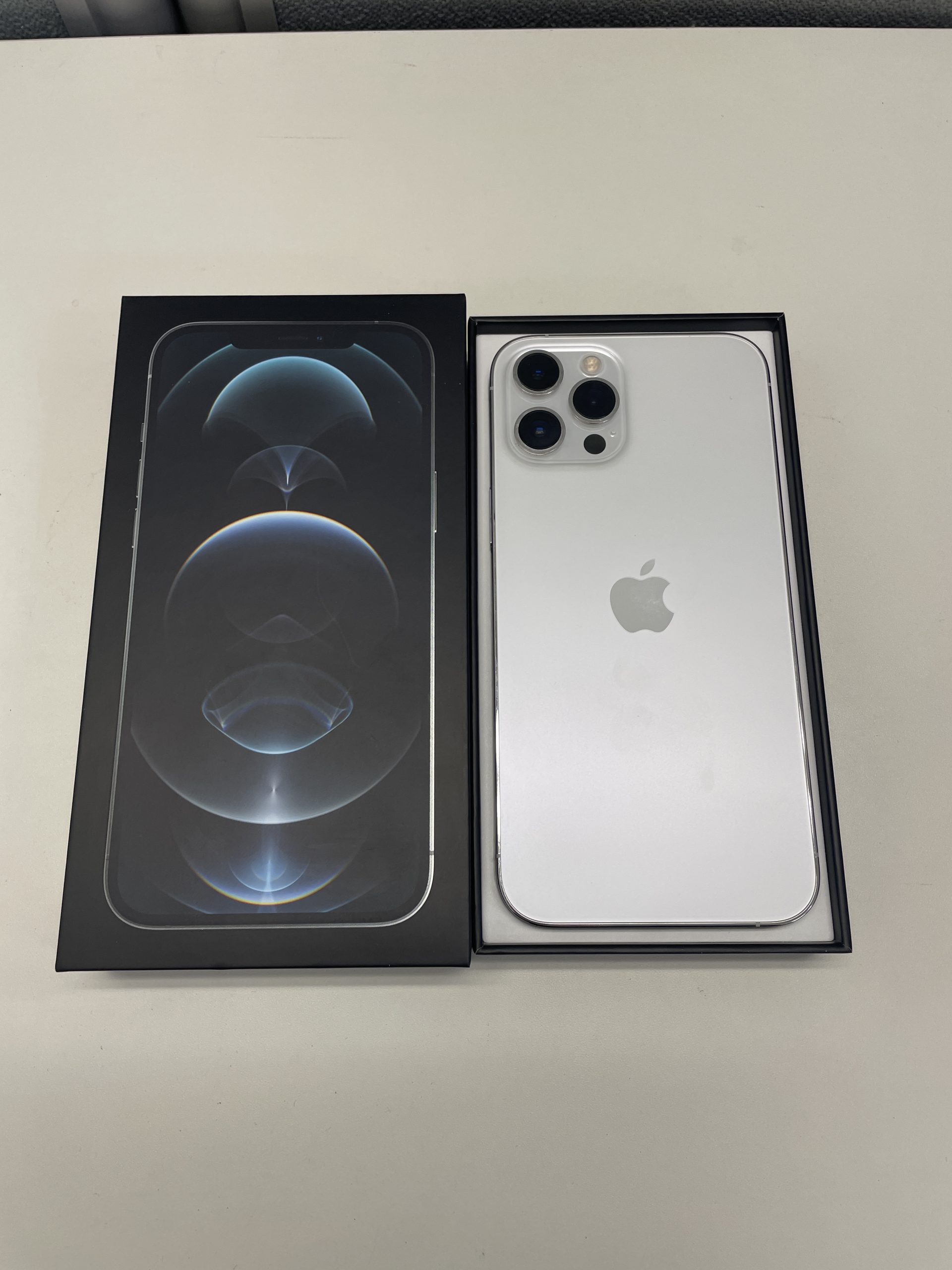 iPhone12ProMax 256GB ホワイト Softbank △ 中古