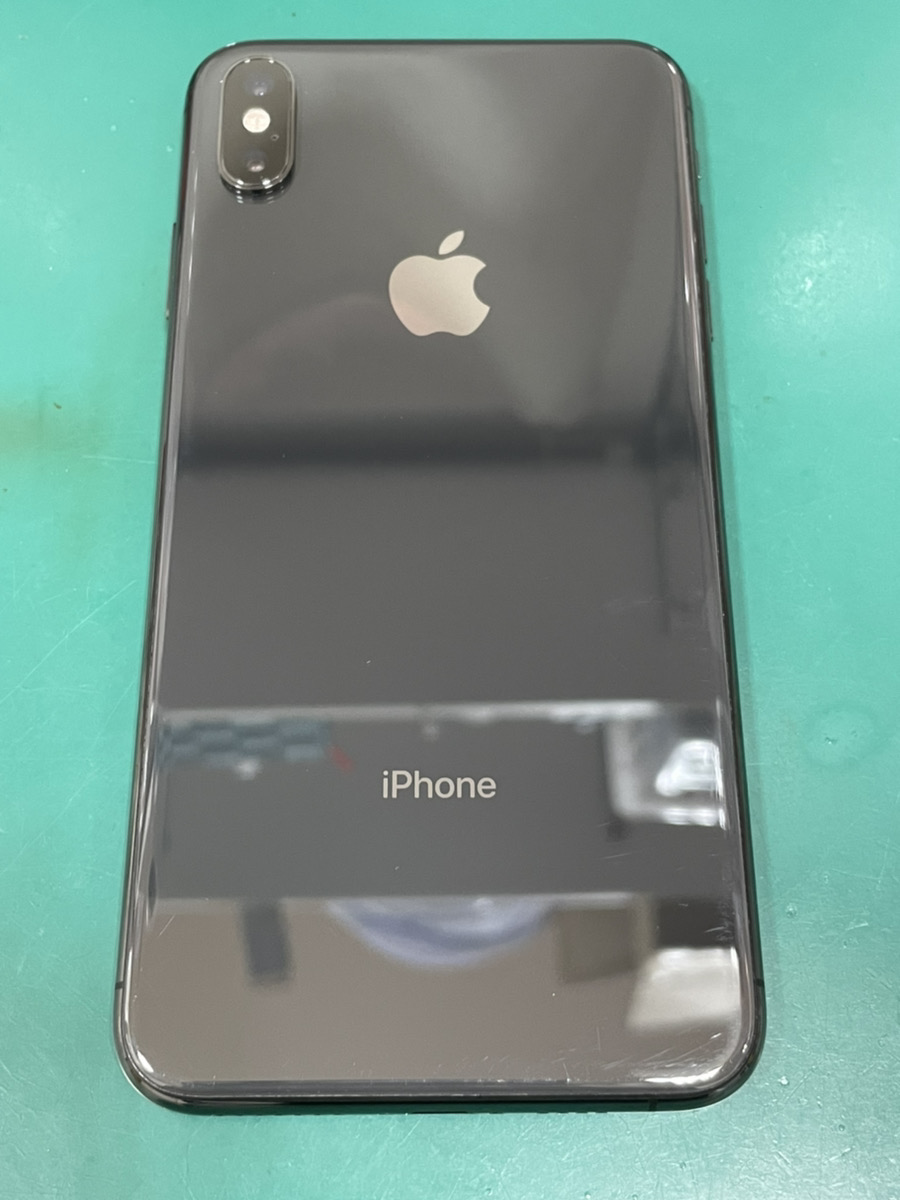 iPhoneXS Max 256GB ドコモ○ 中古本体のみ SIMロック解除済 画面に小さい割れあり 背面に小傷あり