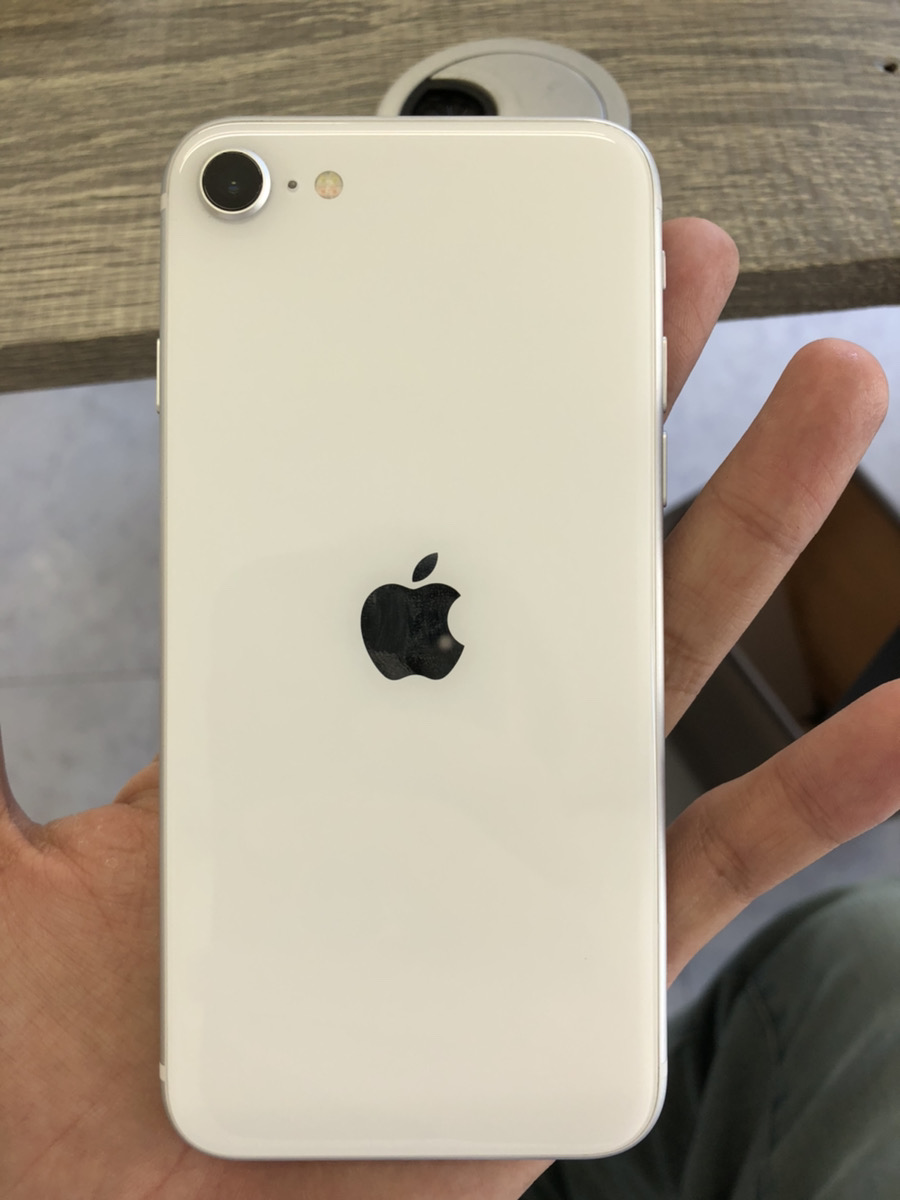 iPhoneSE2  ホワイト 64GB  ドコモ○  SIM解除品　筐体に傷