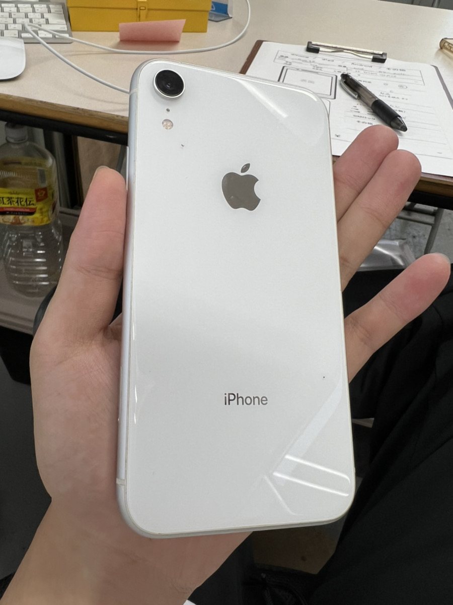 iPhoneXR 64GB  ホワイト  ドコモ△  SIM解除品  中古本体　カメラ黒斑点