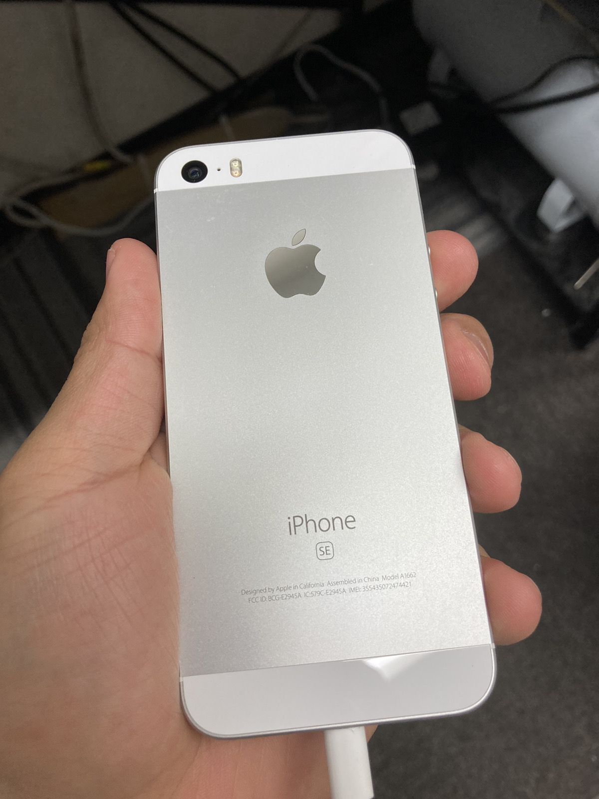 iPhoneSE 64GB シルバー  Apple SIMフリー 中古本体のみ、液晶不良