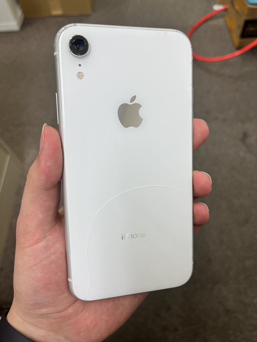 iPhoneXR  128GB ホワイト au△ 中古・箱のみあり  SIM解除済　背面割れ、カメラレンズ割れ、角に傷、