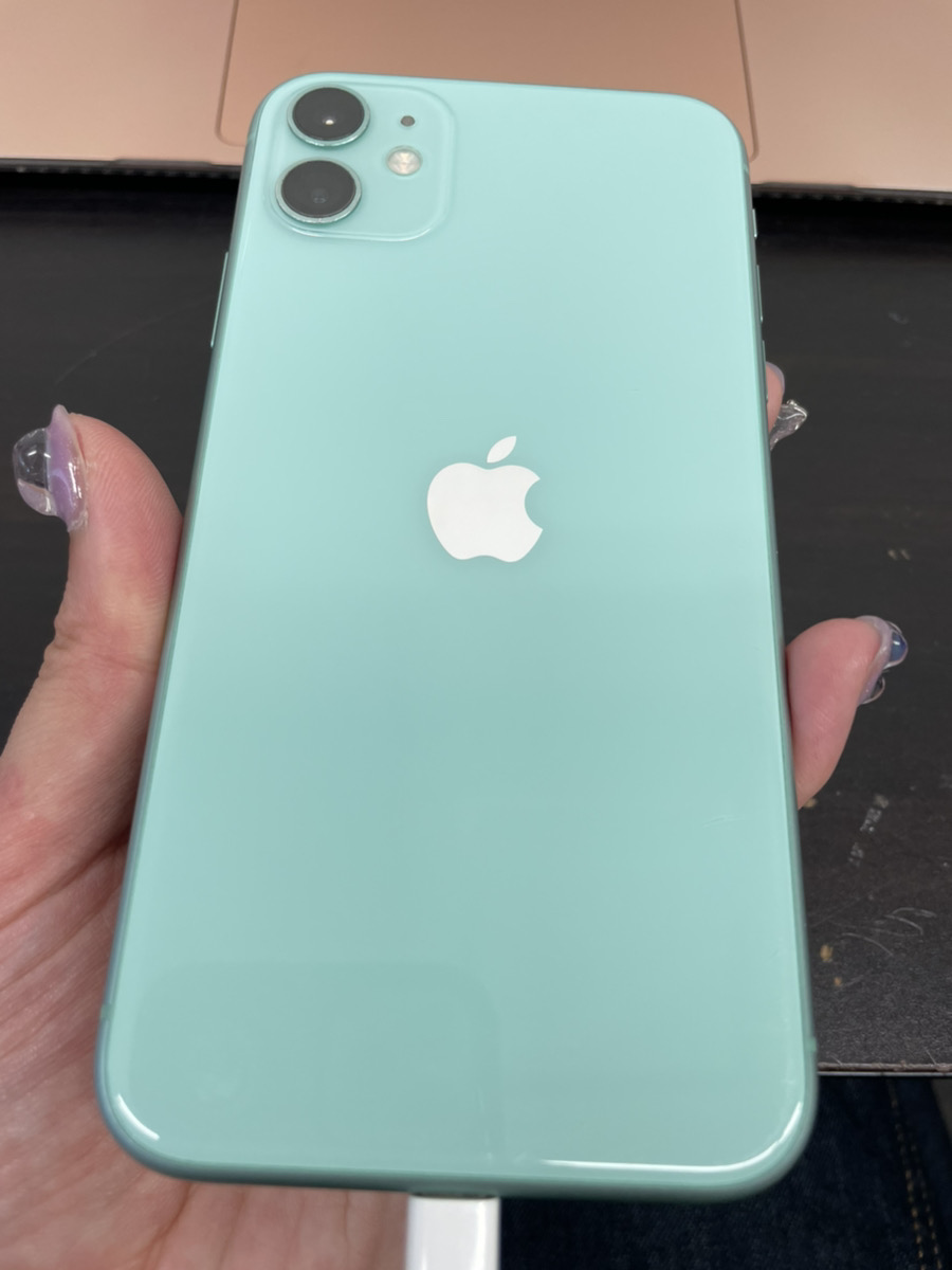 iPhone11  64GB グリーン  Apple SIMフリー 中古品、箱、イヤホンあり  SIMロック解除済  画面に擦り傷あり