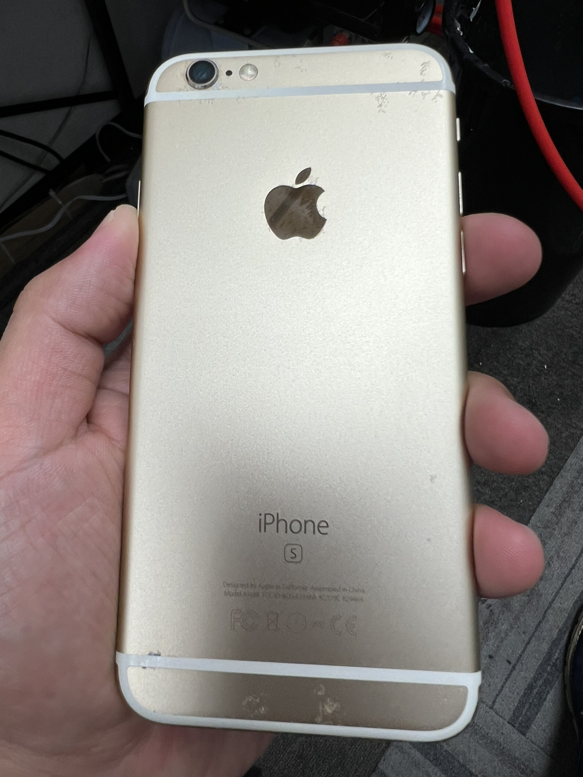 iPhone6s 64GB  ゴールド docomo○ 中古本体のみ SIMロック解除済 カメラ薄い斑点