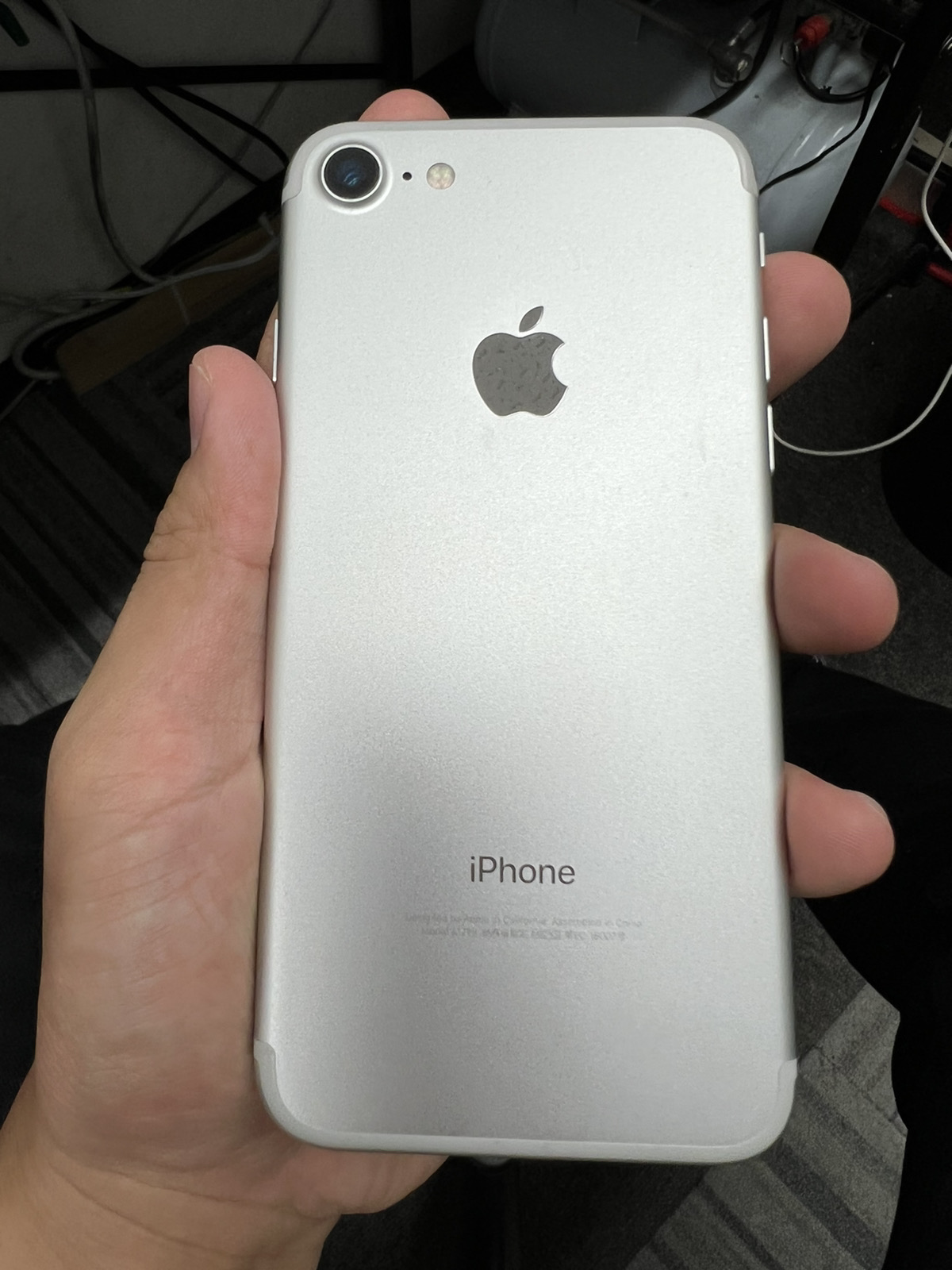 iPhone7 128GB シルバー　au○  中古本体のみ　SIMロック解除済 薄いカメラ斑点