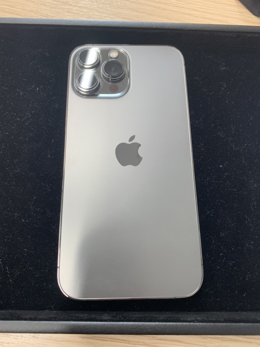 iPhone13 Pro Max 256GB グラファイト Apple SIMフリー 中古本体  SIM解除品　箱・付属品あり  右角に傷、背面カメラ部分にほこり詰まり