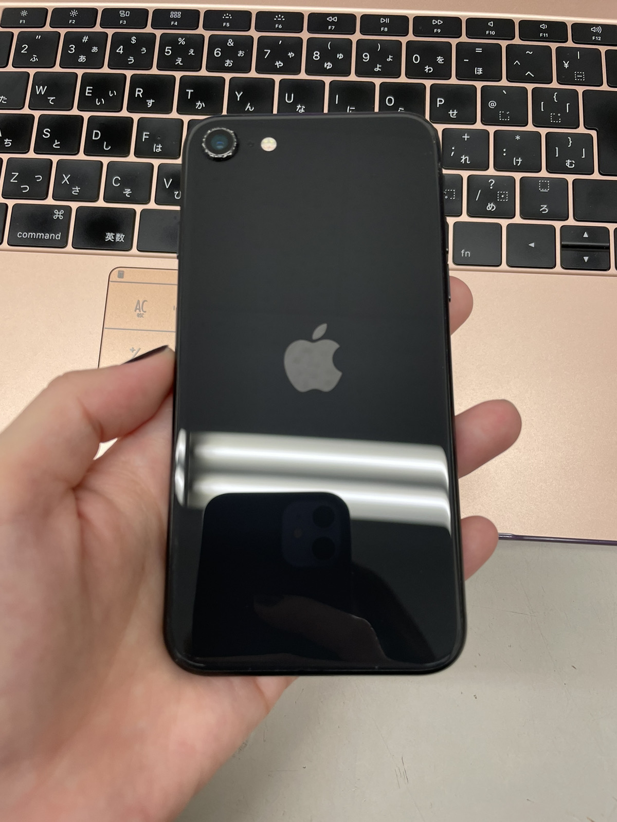 iPhoneSE2  64GB ブラック ドコモ△ SIM解除品　中古本体のみ