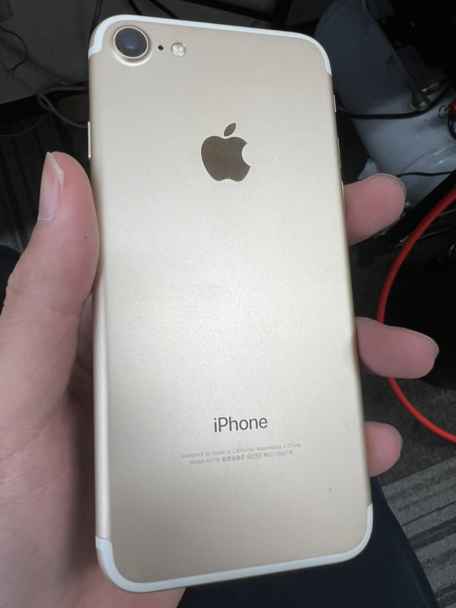iPhone7  32GB  ゴールド  Apple SIMフリー 中古本体のみ