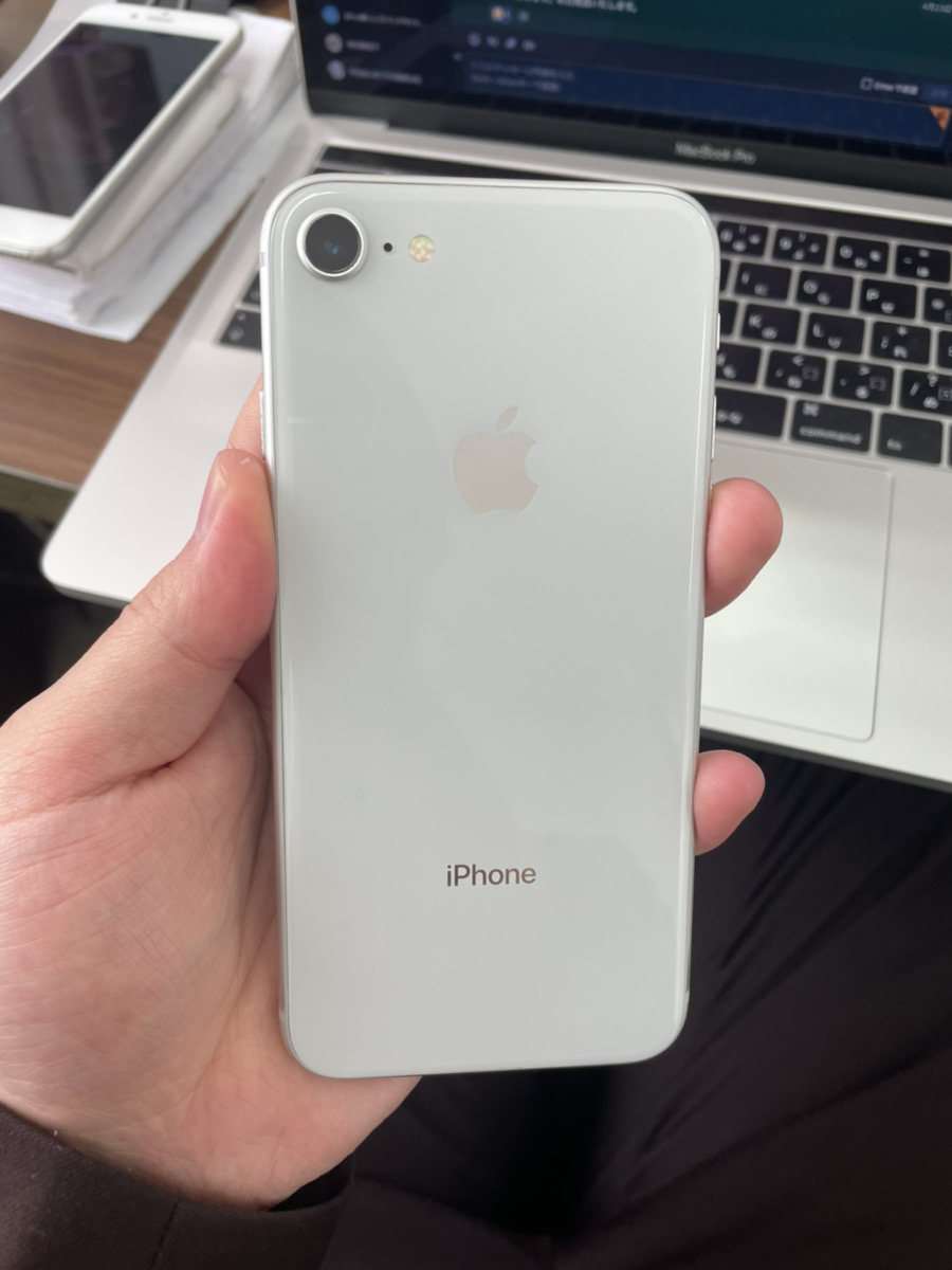 iPhone8  64GB  ドコモ○  シルバー   SIM解除品　中古本体・箱   付属品未使用
