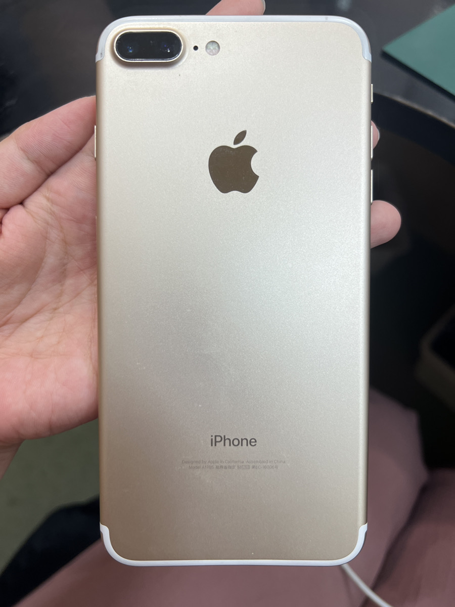 iPhone７Plus 32GB ゴールド au○ 中古本体のみ SIM解除品  　本体湾曲、傷多数