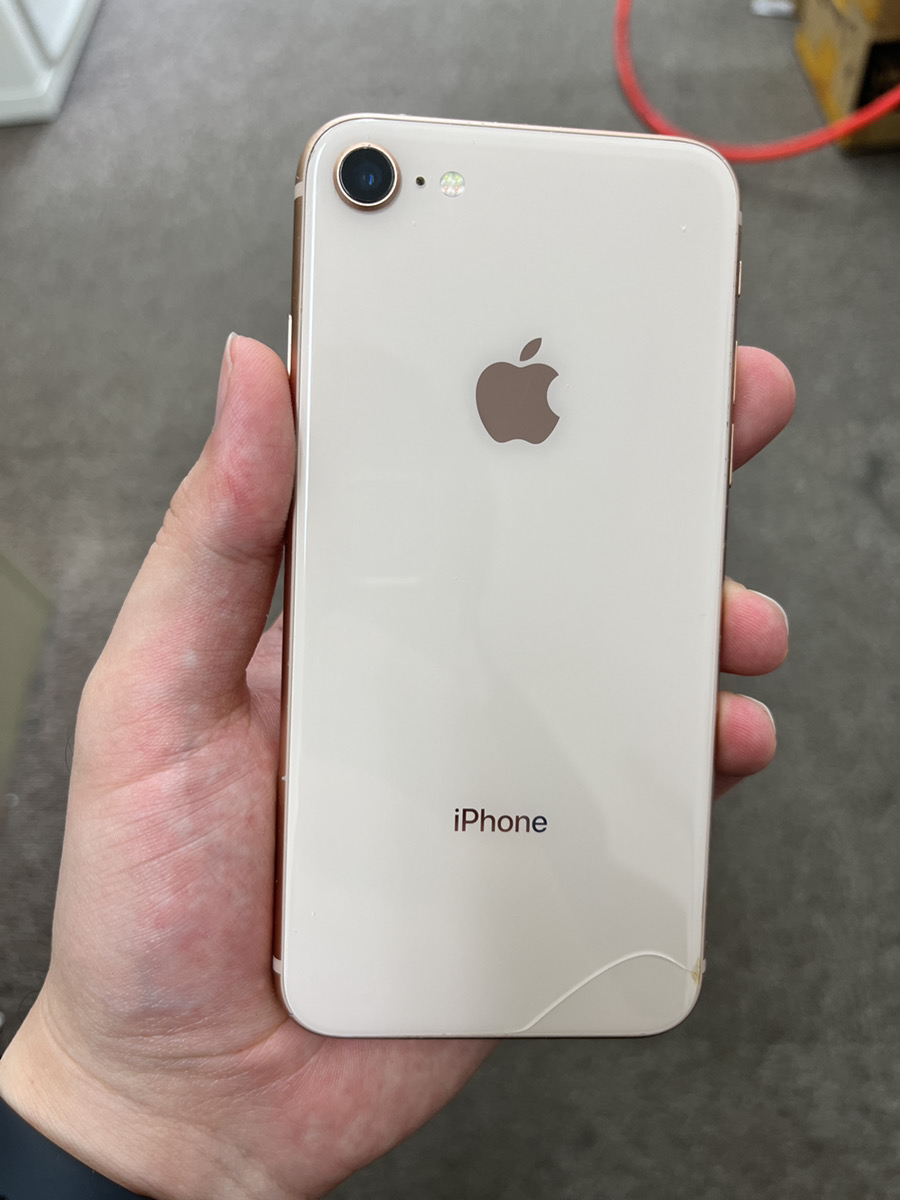 iPhone8 64GB ゴールド　ドコモ○ SIM解除品 中古本体のみ 　背面割れ、液晶ガラスに傷、フレームに傷あり