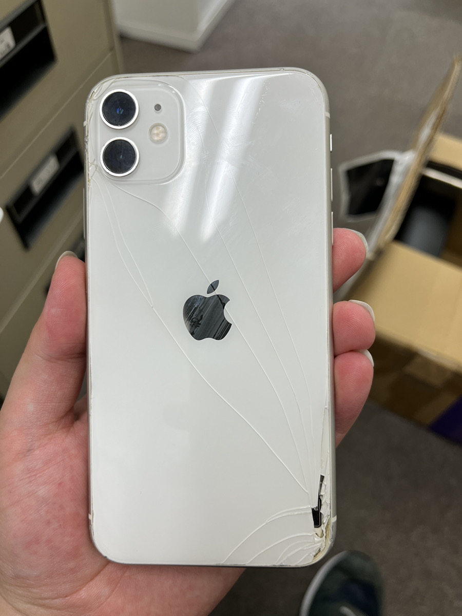 iPhone11  64GB ホワイト SB○ SIM解除品　中古本体のみ 背面割れ 液晶ガラスに傷