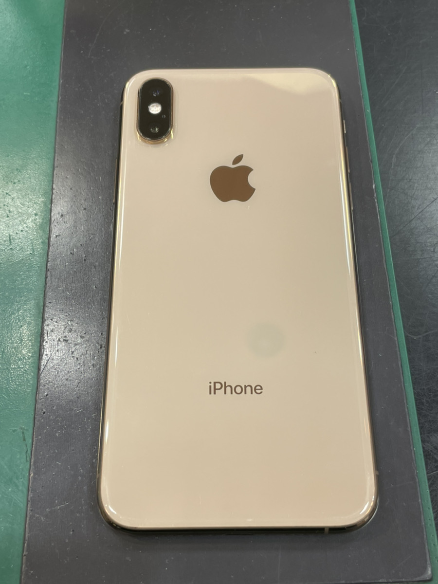 iPhoneXS 64GB ゴールド ドコモ○ 中古本体のみ SIM解除品  左下にガラス割れ、Face ID✖︎、カメラ斑点あり