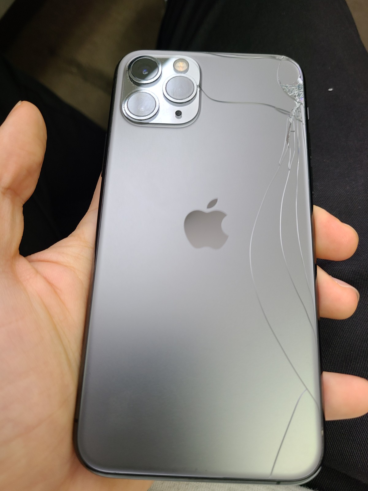 iPhone11 Pro  256GB グラファイト au△ SIM解除品  中古本体　画面割れ、タッチ不良、背面割れ