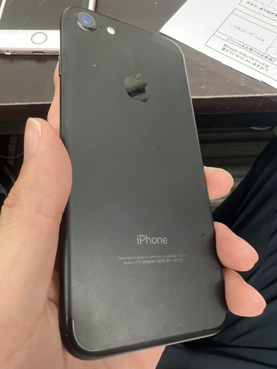 iPhone7  128GB  ブラック au○  SIM解除品  中古本体のみ  画面割れあり