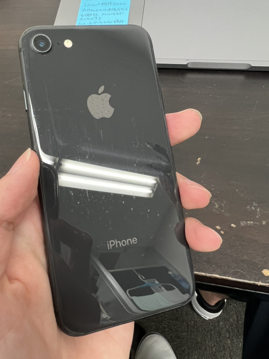 iPhone8  64GB  ブラック  au○ SIM解除品  中古本体のみ  背面傷あり、カメラ斑点あり
