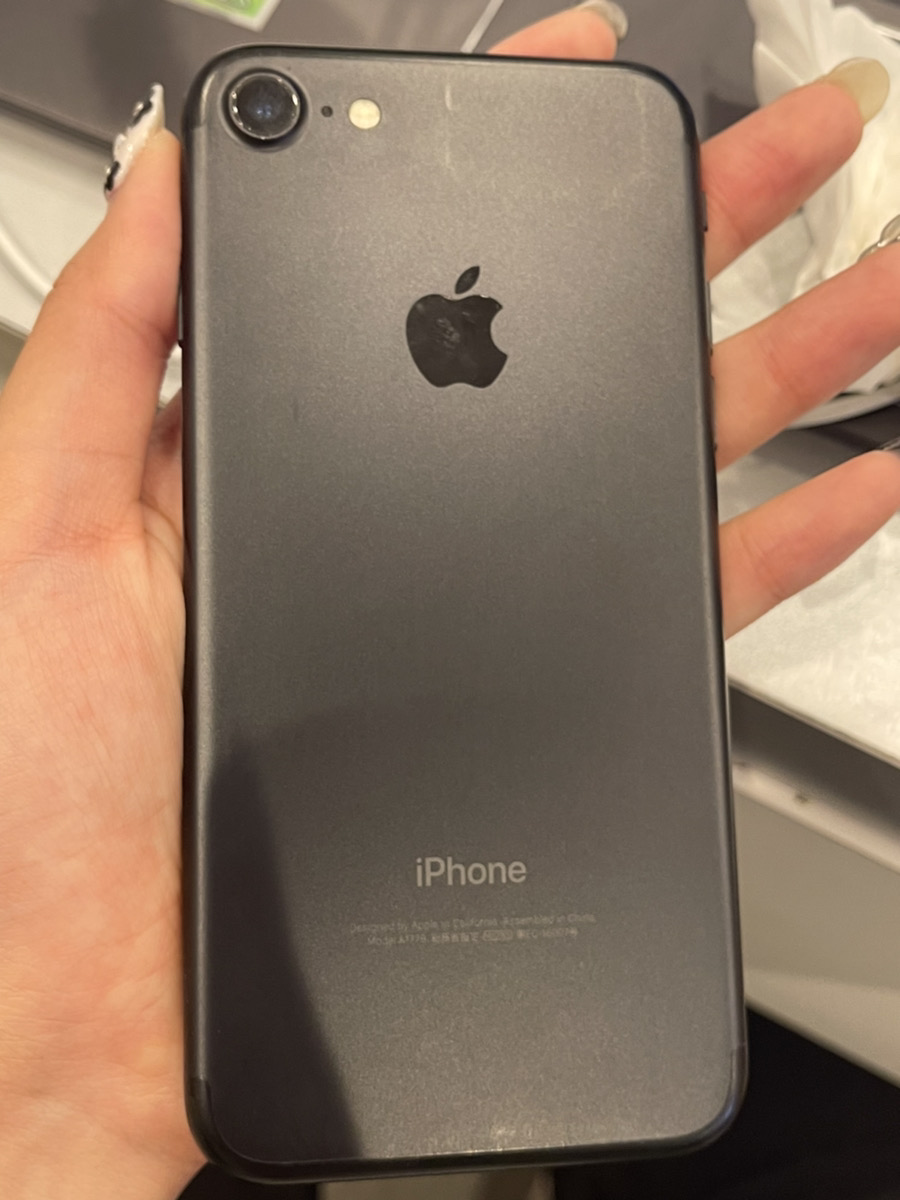 iPhone7  128GB  ブラック   ドコモ○　中古本体のみ　SIM解除品　液晶に滲み、画面に傷、小さい欠け、フレームに数カ所凹みあり