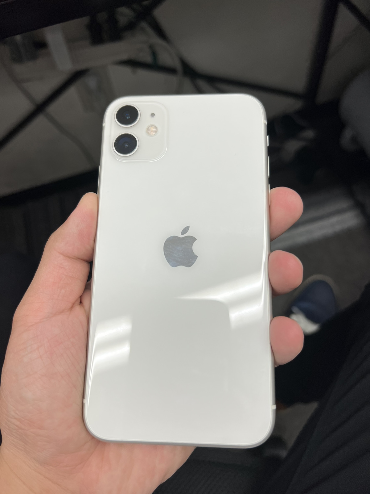 iPhone11   64GB  ホワイト　ドコモ△ SIM解除品　中古交換品本体のみ　カメラ斑点あり、