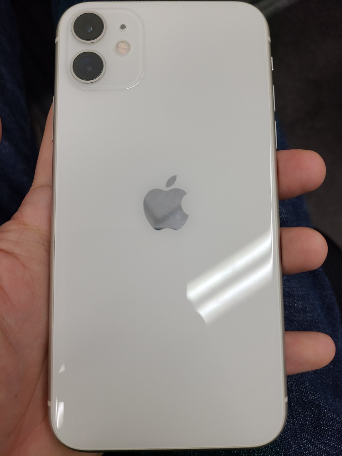 iPhone11  256GB   ホワイト　ドコモ○ SIM解除品　中古本体のみ　カメラ斑点あり、画面に小傷あり