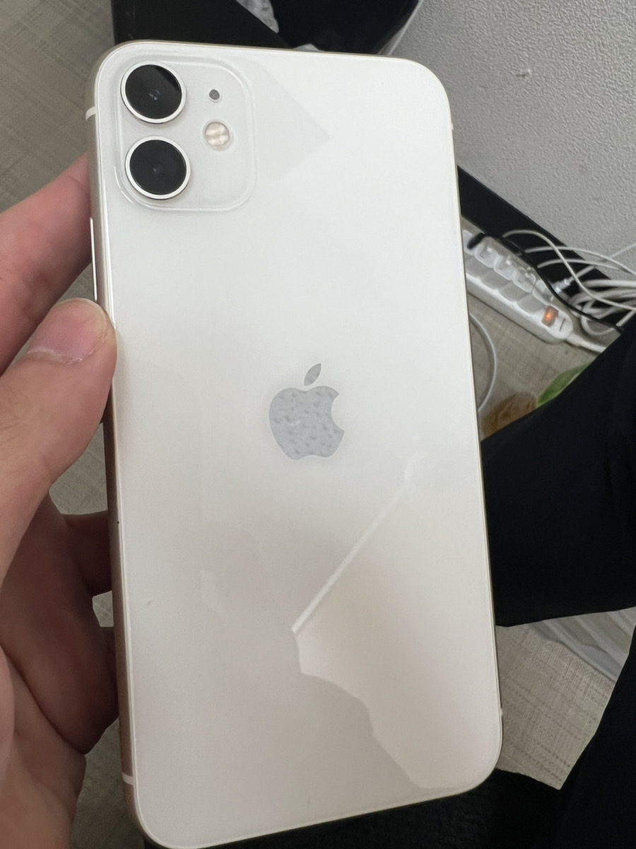 iPhone11   128GB   ホワイト  SB○  SIMフリー　中古本体のみ　　　カメラ斑点あり