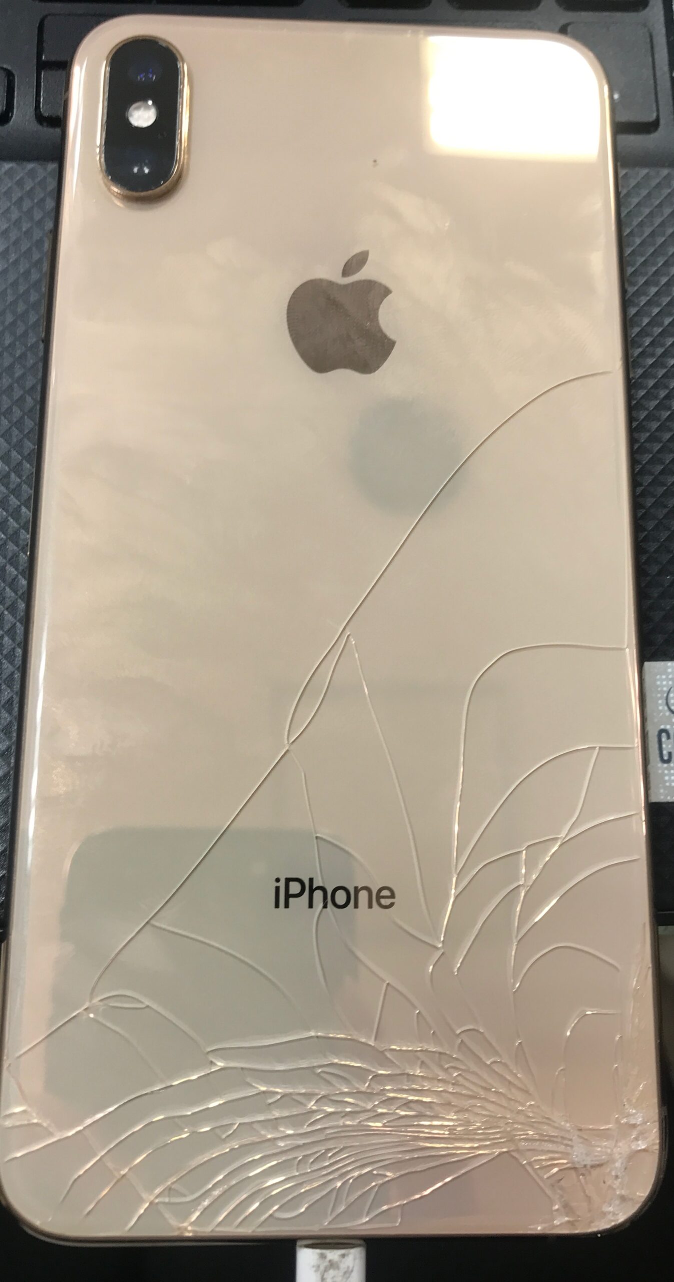 iPhoneXs Max  256GB  ゴールド　ドコモ○  SIM解除品　中古本体のみ　背面、画面割れ　液晶不良あり