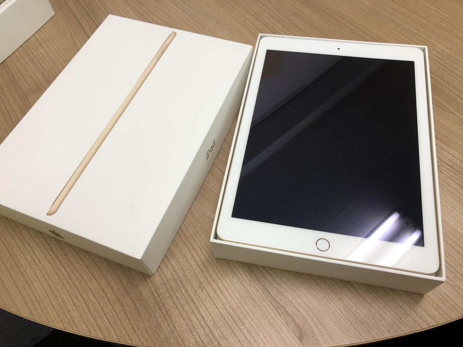 iPad(第五世代)Wi-Fi+cellular 32GB docomo 〇 中古美品 【所沢店】