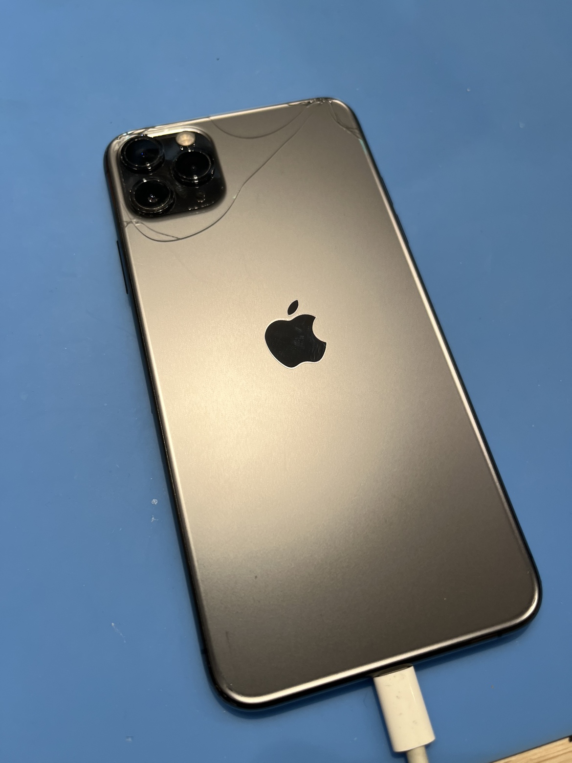 iPhone11ProMax・64GB・au・ネット制限〇【天神地下街店】