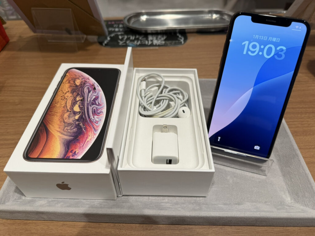 iPhoneXS 64GB GD docomo〇 中古箱あり 擦り傷あり SIMロックあり【錦糸町店】