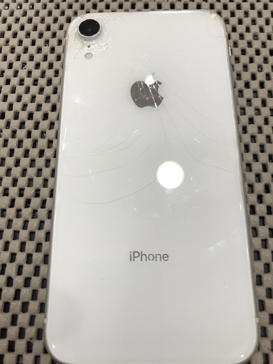 iPhoneXR 64GB ホワイト 中古 本体のみ au〇【COCO東急プラザ蒲田店】