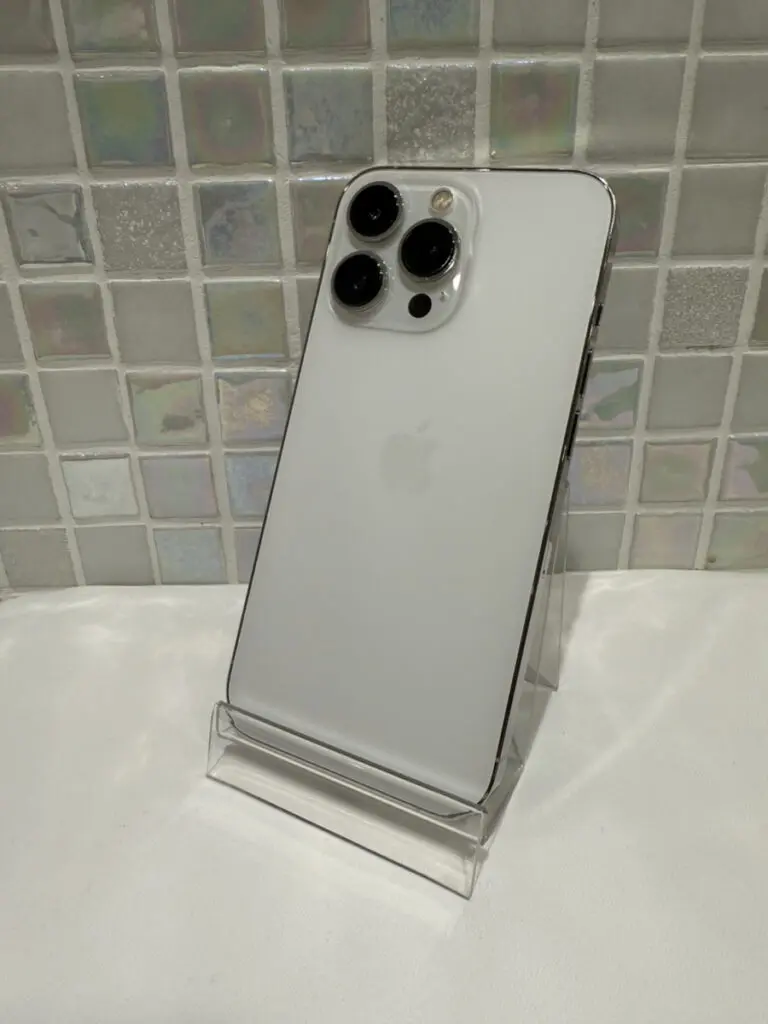 Apple iPhone13 ホワイト バッテリー 100% 本体 ひび割れあり Apple iPhone13 ホワイト バッテリー 100% 本体 ひび割れあり