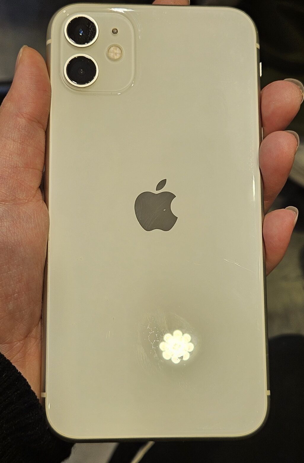 iPhone11 128GB ホワイト docomo〇 中古【横浜ビブレ店】