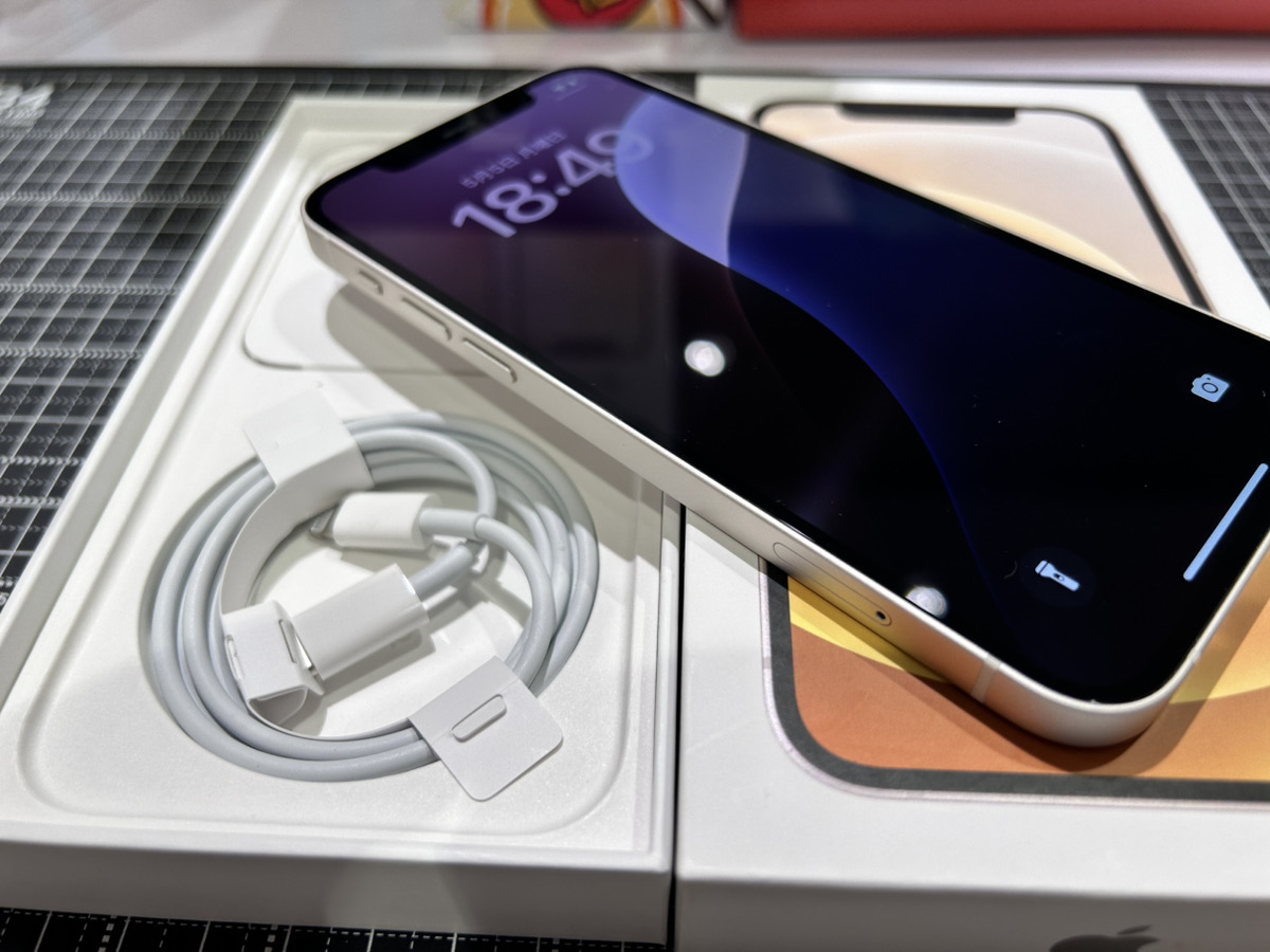 iPhone12 64GB ホワイト 中古 本体 箱 au〇【COCO東急プラザ蒲田店】