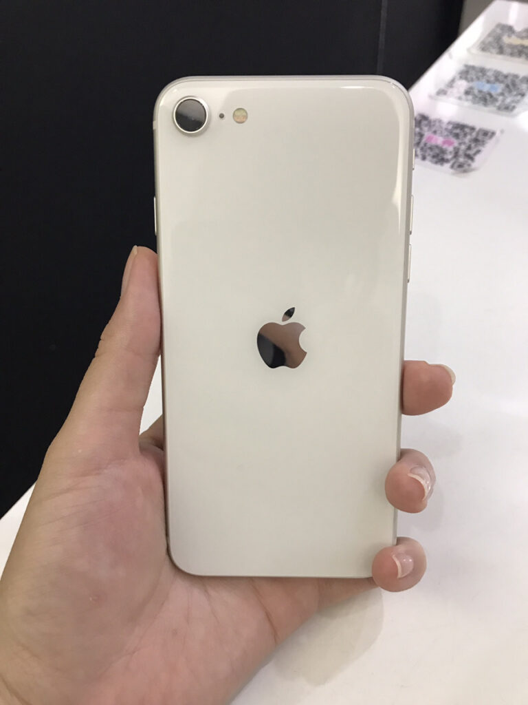 iphone iphoneSE3 第三世代　買取　新品　未開封　査定　買取　査定　川崎　スマホ　128GB　ブルー　シルバー　残債　分割　綺麗　減額　満足　iPhone修理工房　川崎日航店　日航ホテル　買取　買取クイック　docomo Softbank　KDDI　au　中古品　黒点　傷　カメラモード　写真　レンズ　サービス　バッテリー　劣化　美品　スターライト　本体のみ