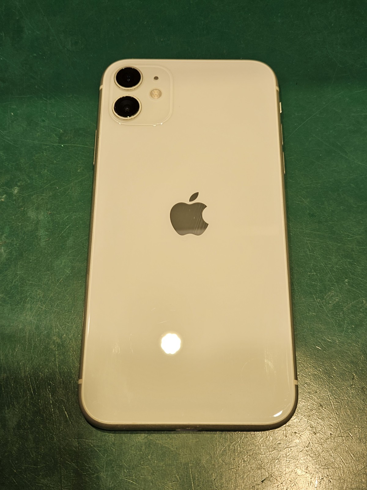 iPhone11 64GB ホワイト docomo〇 中古【横浜ビブレ店】