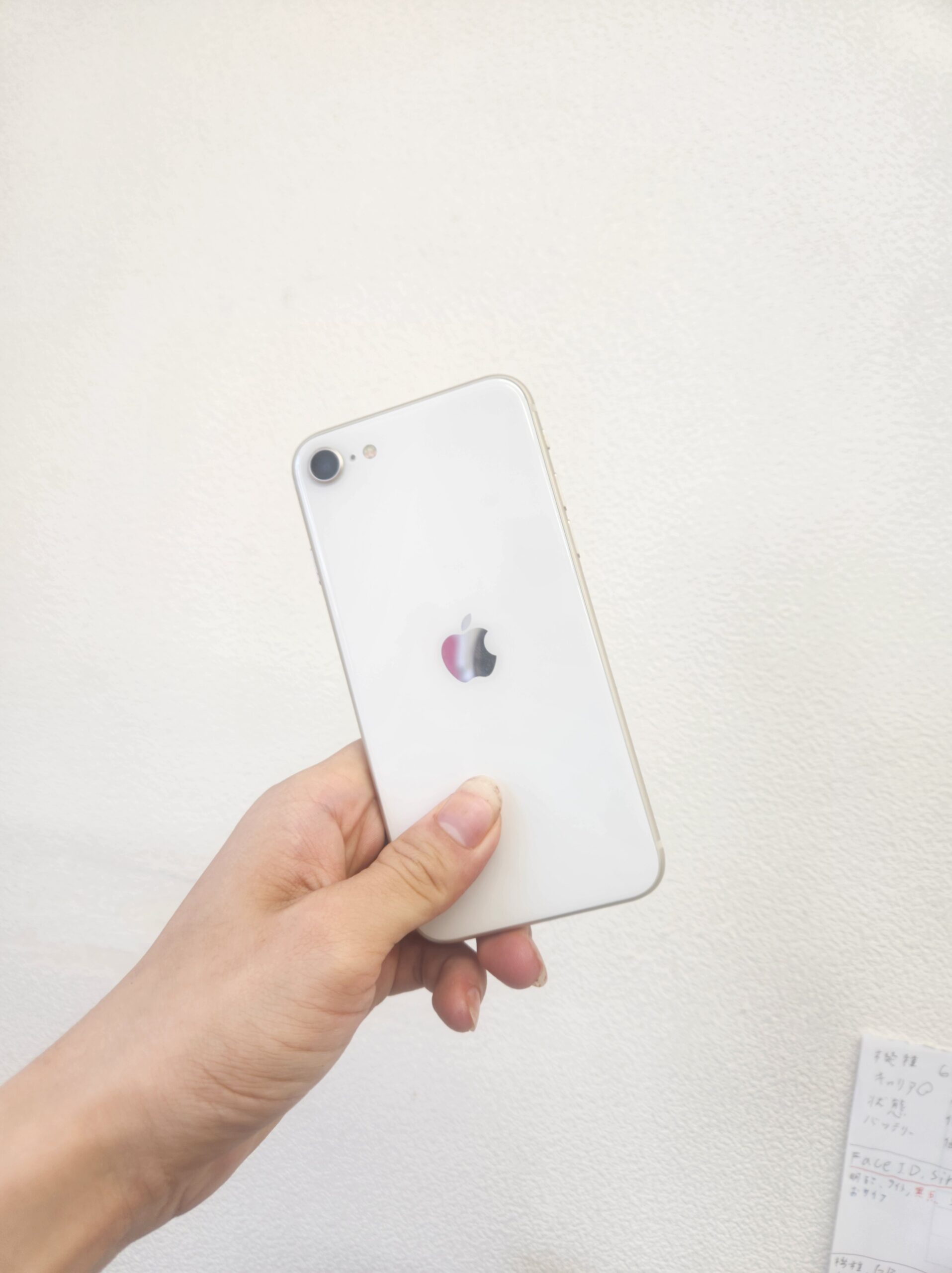 iPhoneSE3 64GB スターライト au⚪︎ 中古本体のみ【新宿南口店】