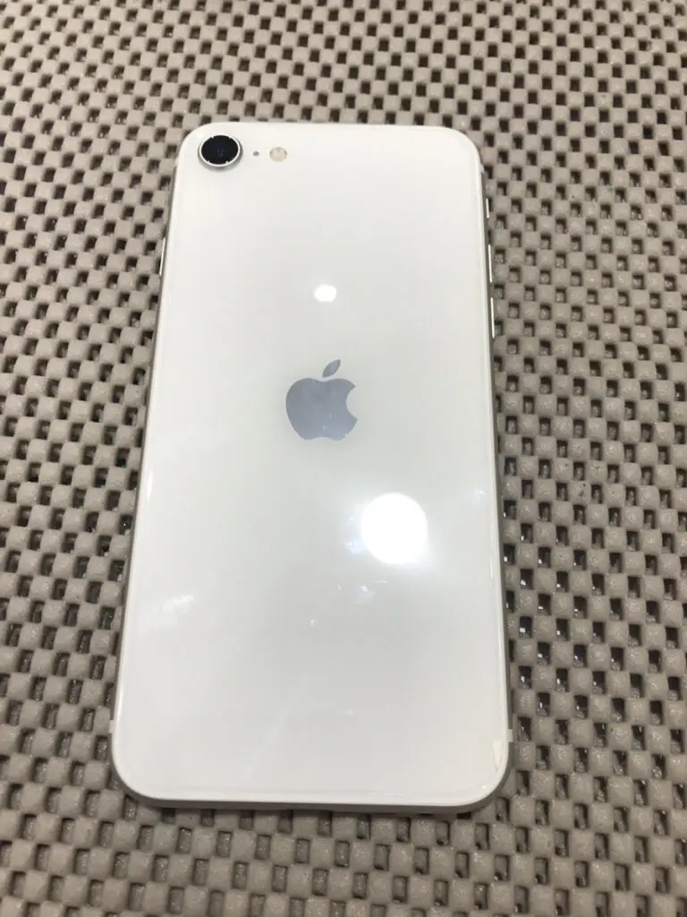 iPhoneSE3 64GB スターライト 中古 本体のみ au△【COCO東急