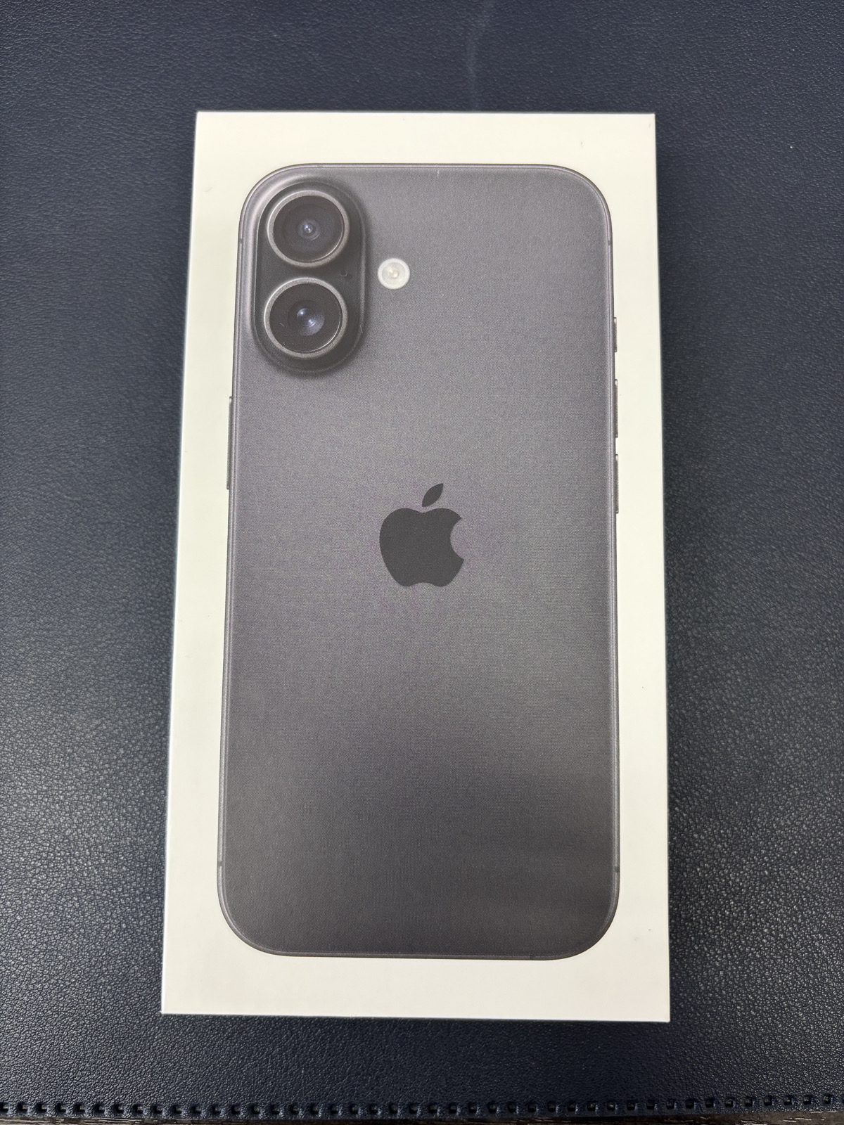 iPhone16 128GB ブラック au △ 開封済み新品未使用【新宿南口店】
