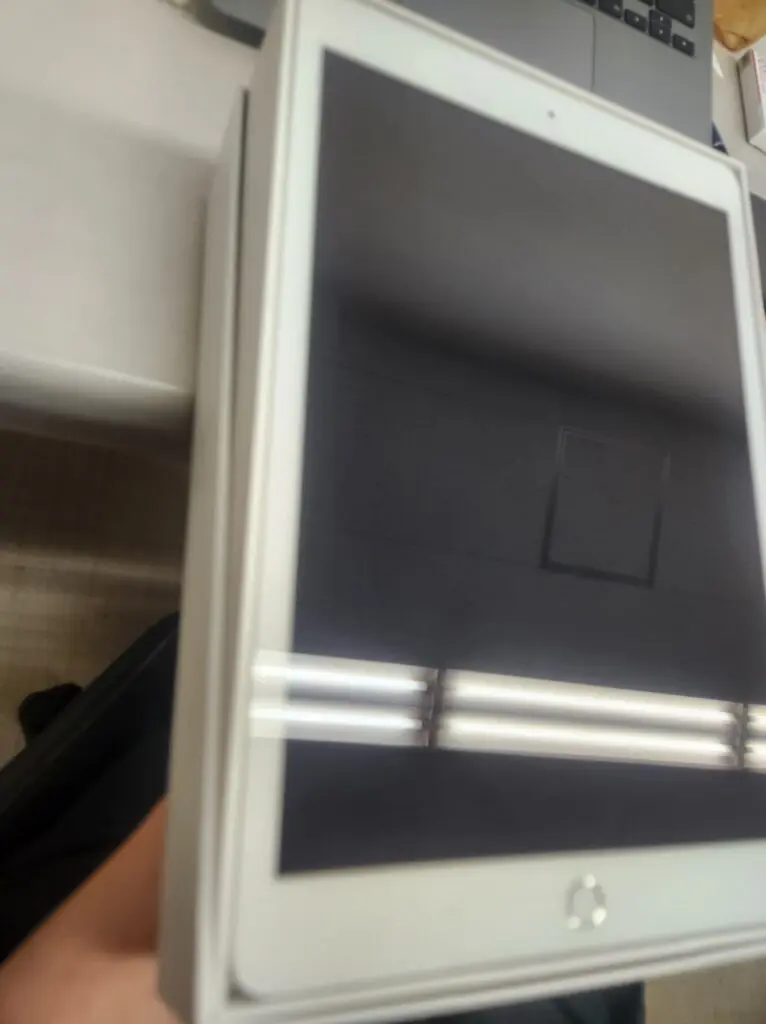 iPad7 Wi-Fiモデル 32GB シルバー 中古箱あり【新宿南口店