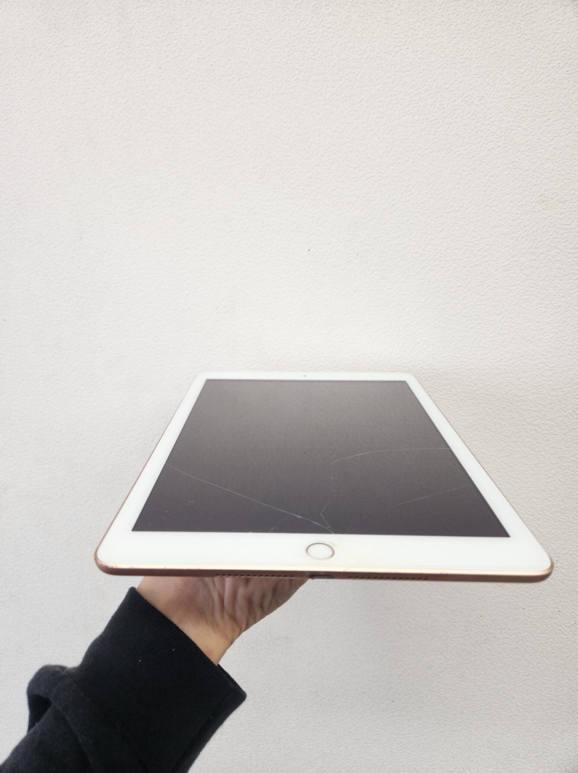 iPad6 Wi-Fiセルラーモデル 32GB ゴールド 中古本体のみ【新宿南口店】