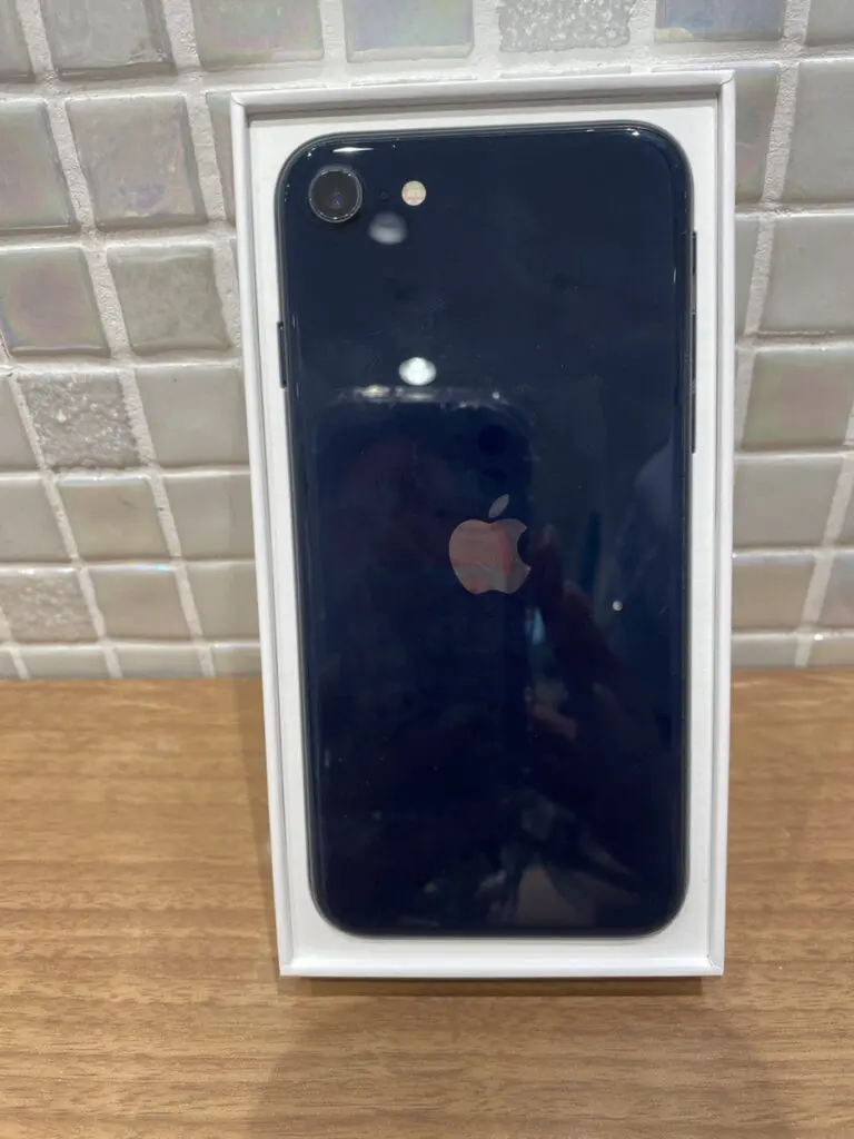 iPhoneSE第二世代　64GB ※背面割れ iPhoneSE(第二世代)の背面ガラス修理はできる？おすすめの修理