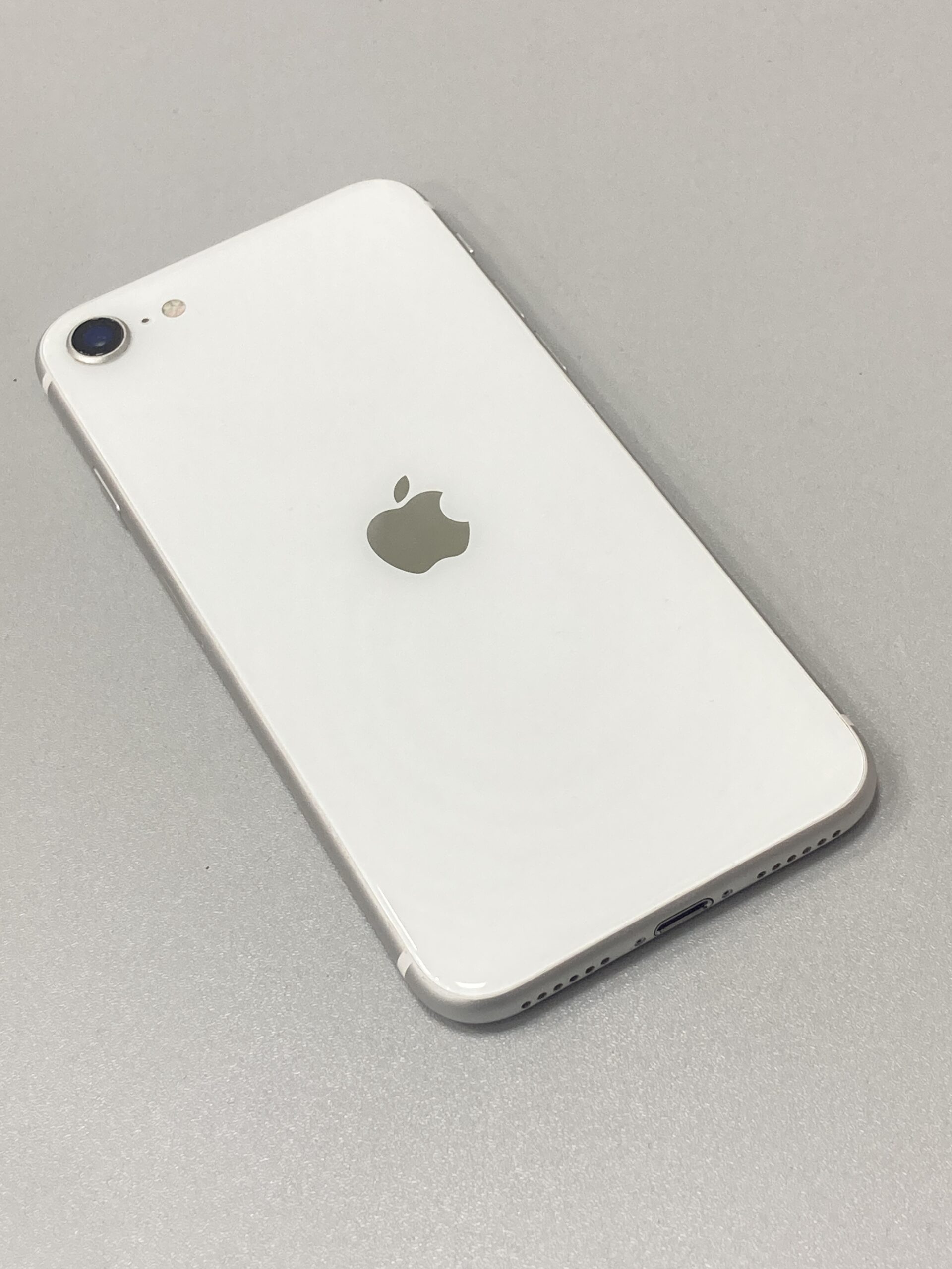 iPhoneSE第二世代 128GB docomo○ SIMロックなし 中古本体【平塚】