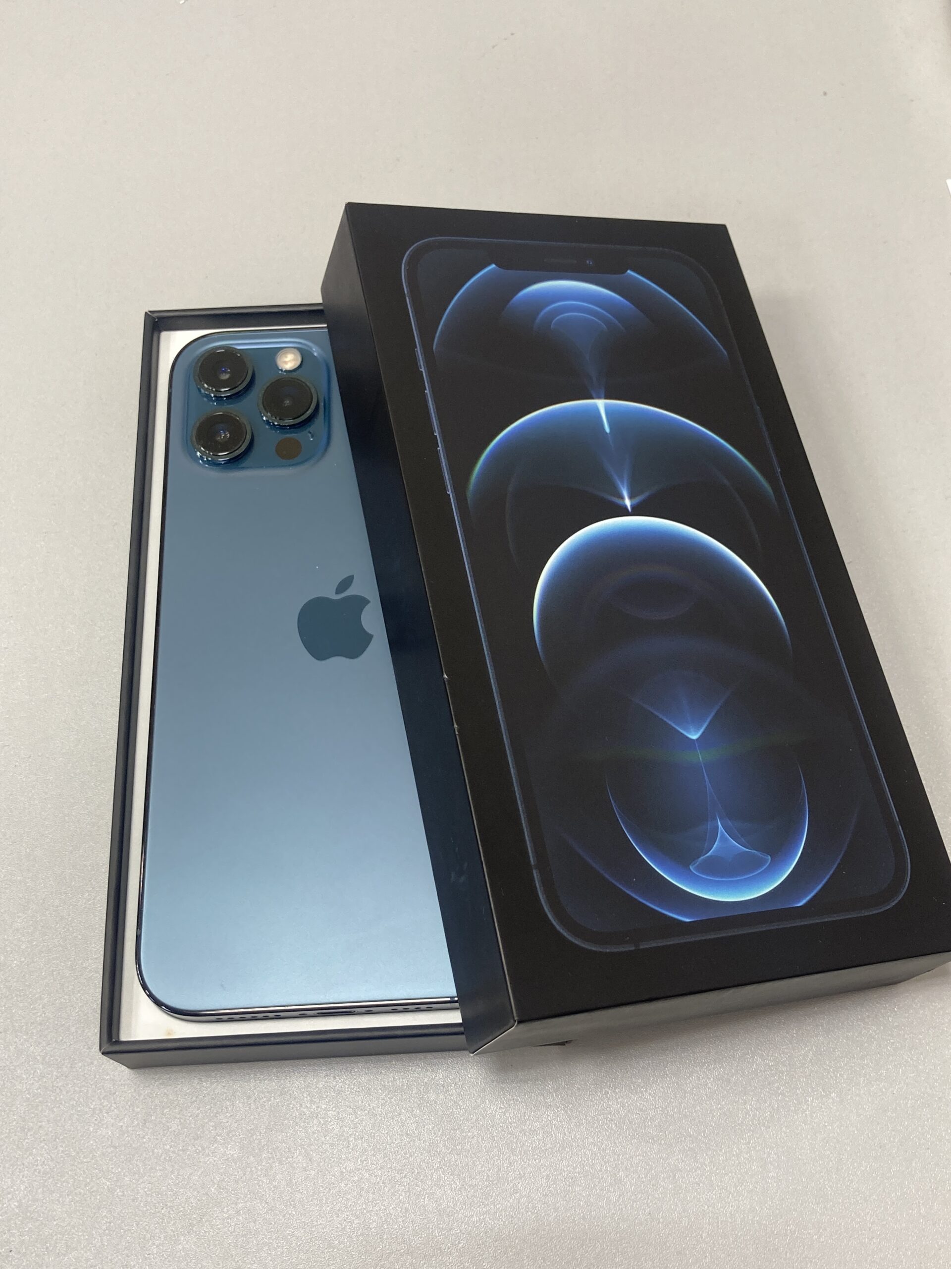 iPhone12ProMax 256GB docomo○ SIMロック無 中古箱あり【平塚店】